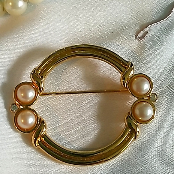VINTAGE Pearl Gates Gold Tone Brooch by Monet - Picture 4 of 16